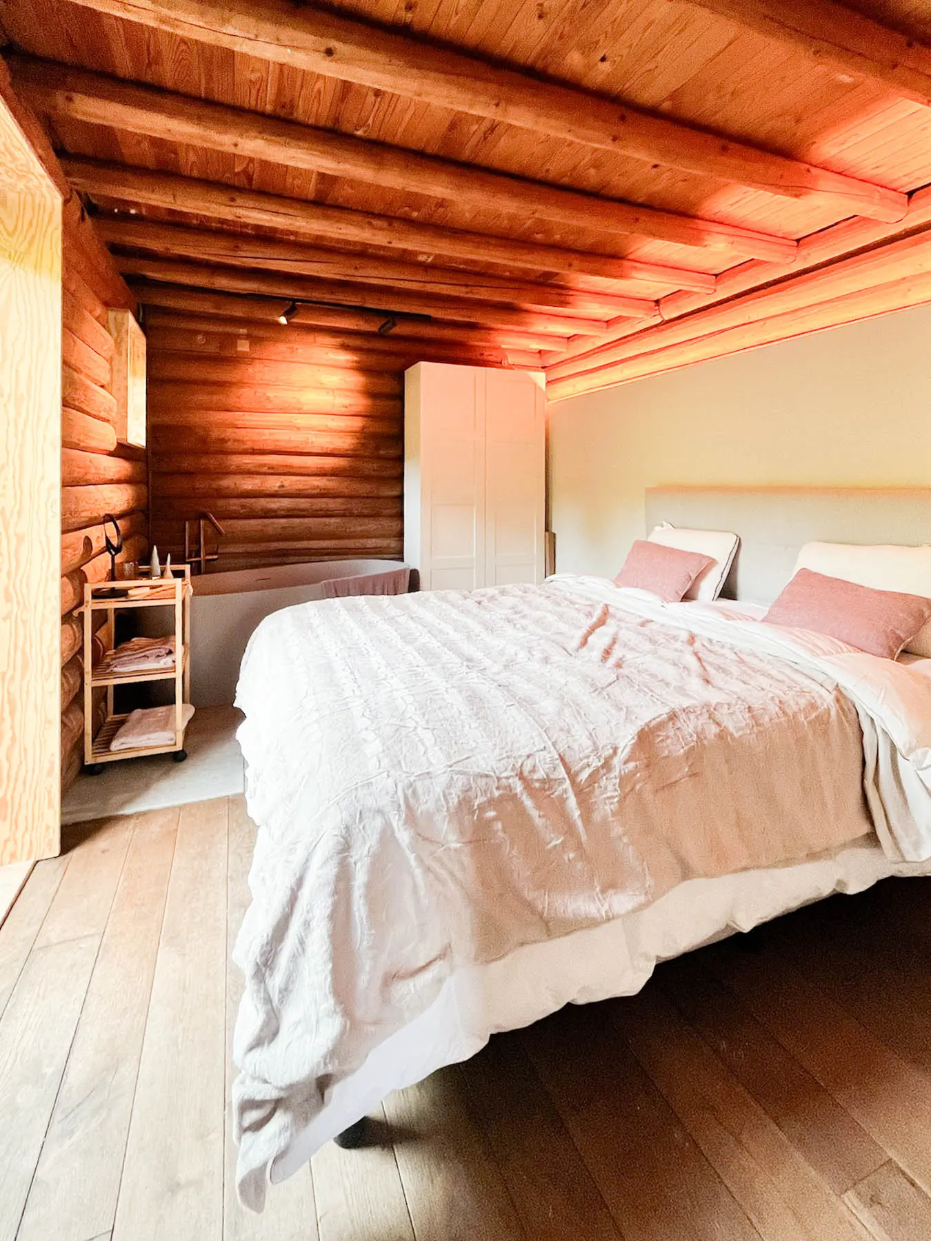 Slaapkamer met bad voor twee personen bij En Routes vakantiewoning verhuur in de Ardennen, Lierneux