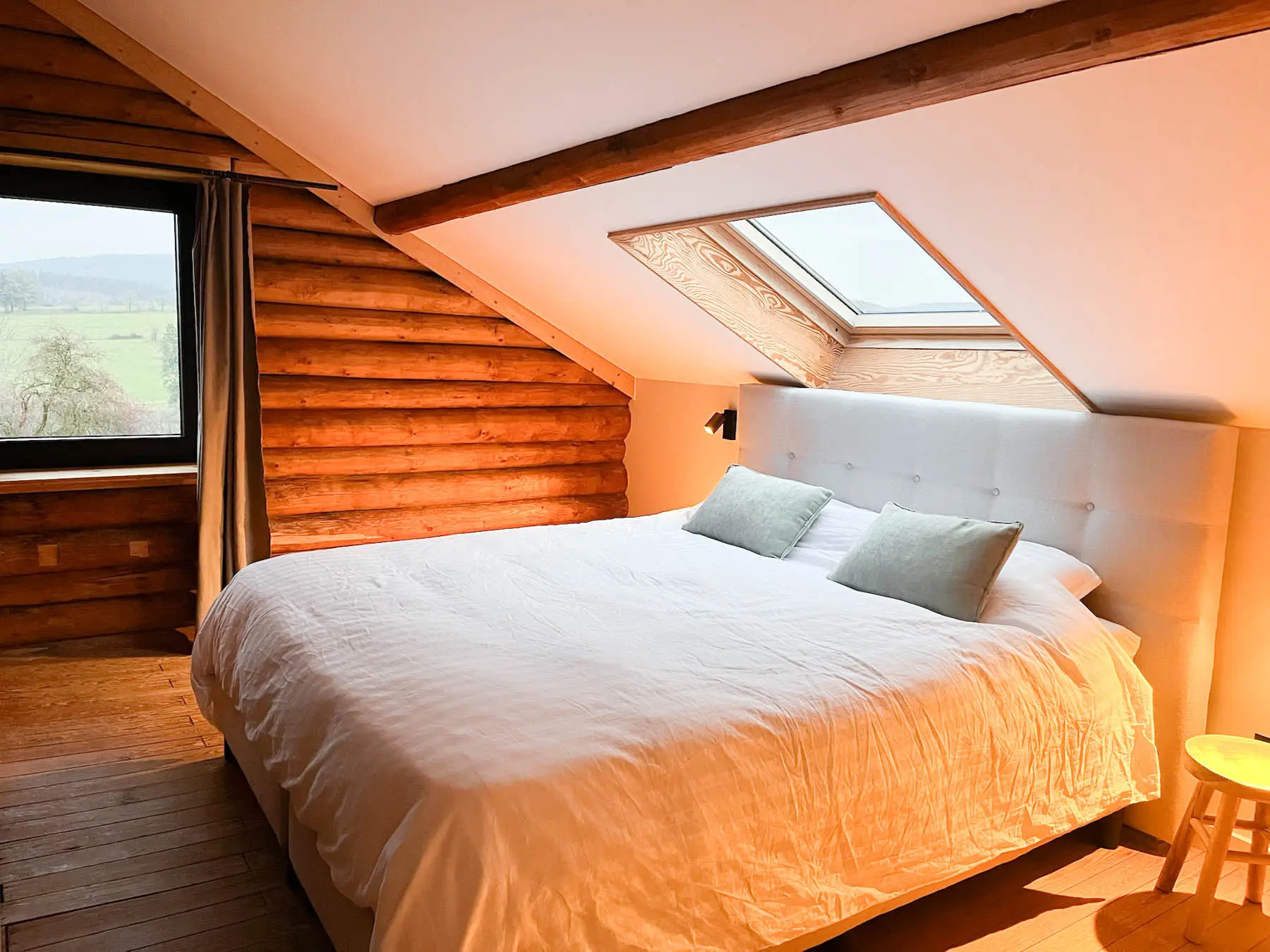 Slaapkamer voor twee personen bij En Routes vakantiewoning verhuur in de Ardennen, Lierneux