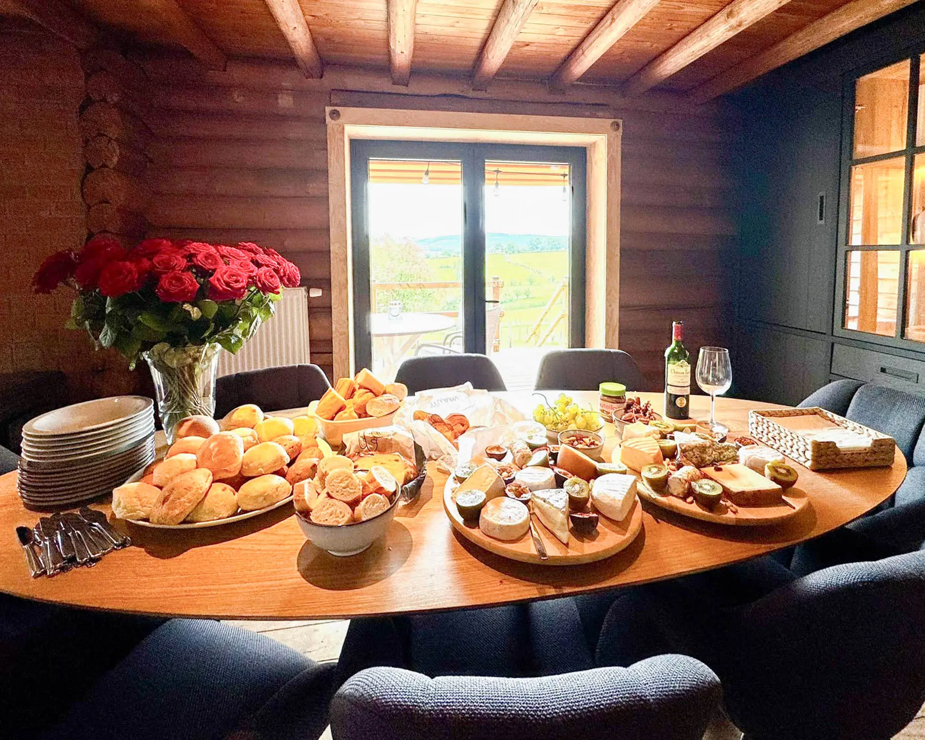 Gedekte ontbijttafel in vakantiehuis (chalet) te huur in Ardennen, Lieurneux, vlakbij Durbuy