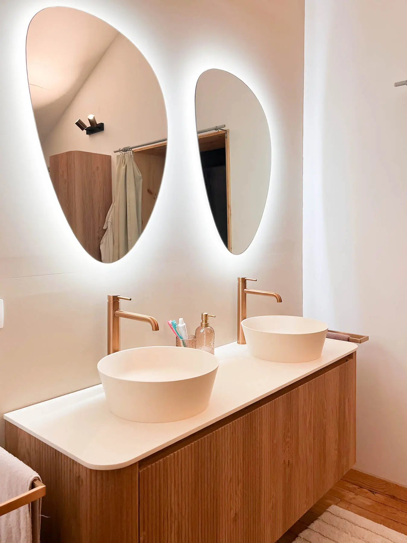 Badkamermeubel met twee wastafels in vakantiehuis (chalet) te huur in Ardennen, Lieurneux, vlakbij Durbuy