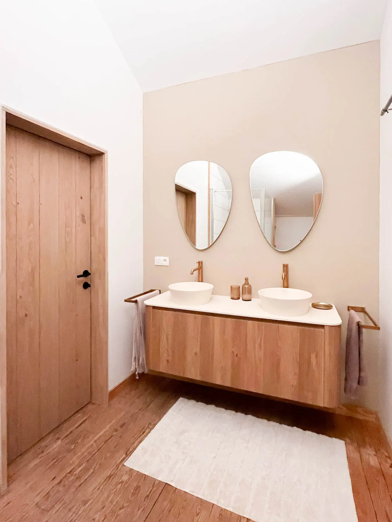 Badkamermeubel met twee wastafels in vakantiehuis (chalet) te huur in Ardennen, Lieurneux, vlakbij Durbuy