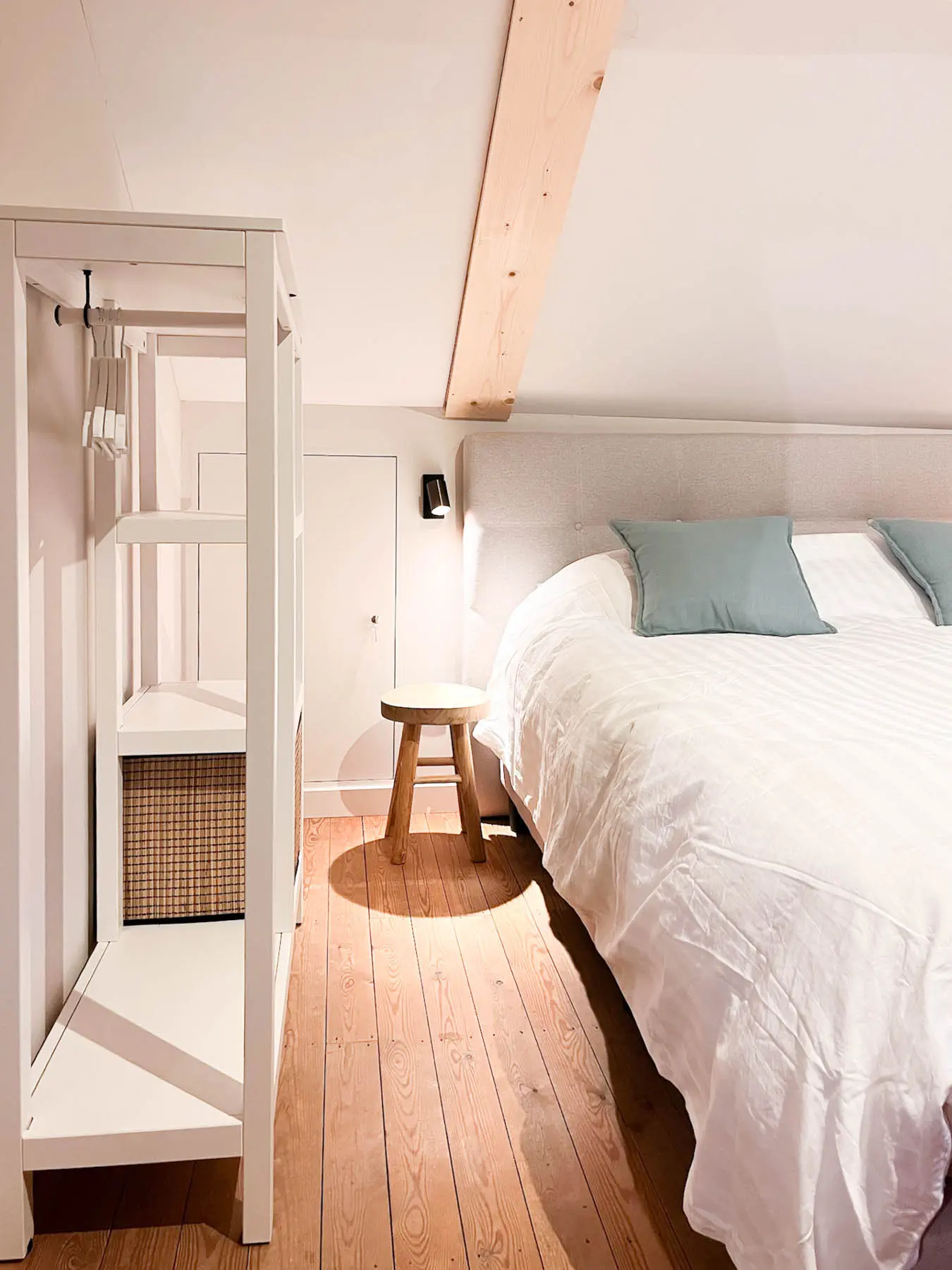 Slaapkamer met bad voor twee personen bij En Routes vakantiewoning verhuur in de Ardennen, Lierneux