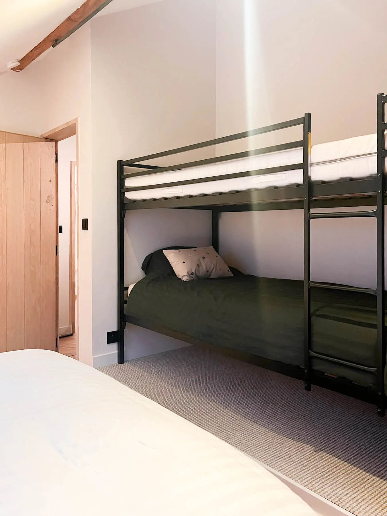 Slaapkamer met tweepersoonsbed en stapelbed voor 4 personen bij En Routes vakantiewoning verhuur in de Ardennen, Lierneux