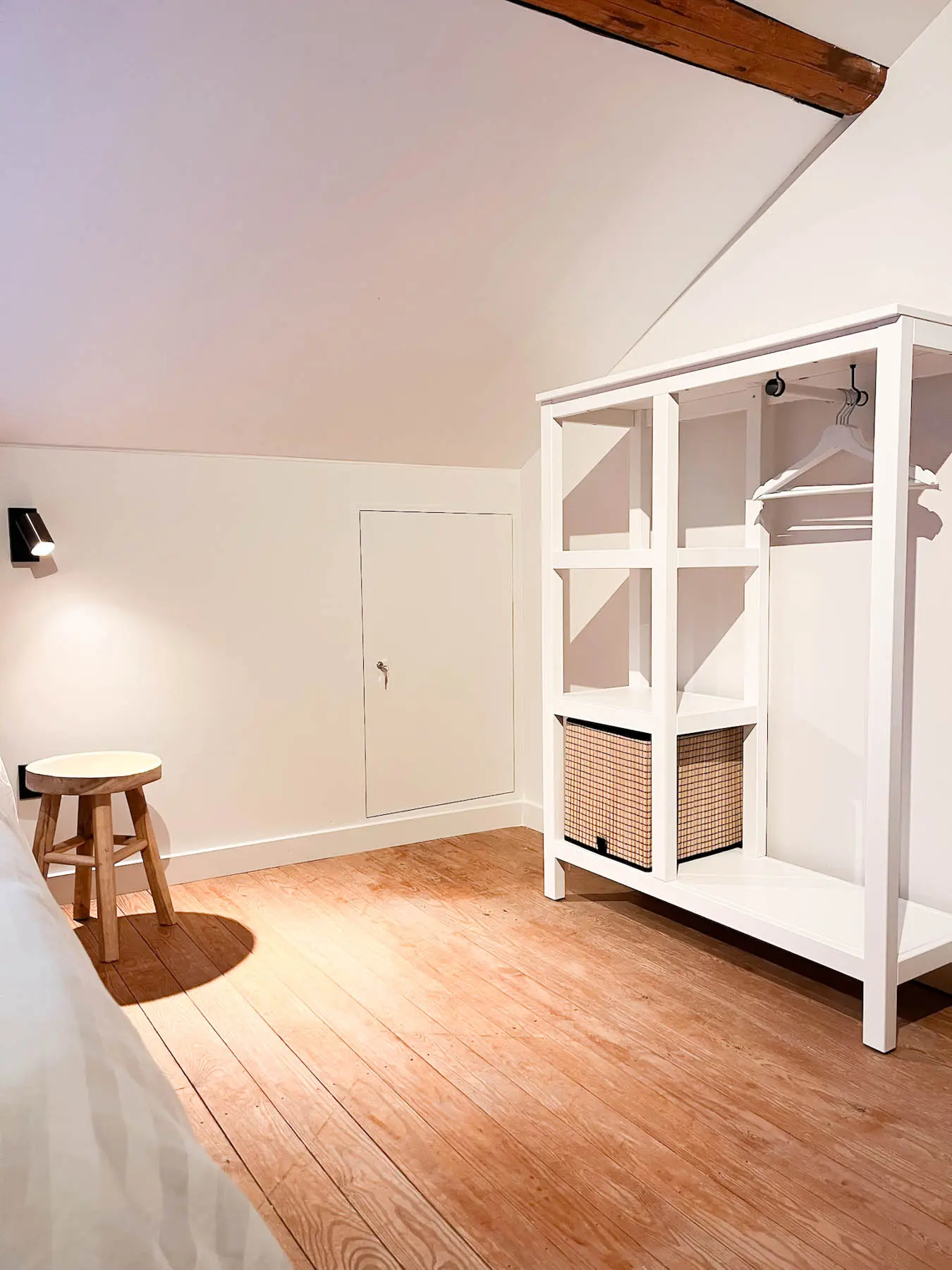 Slaapkamer met bad voor twee personen bij En Routes vakantiewoning verhuur in de Ardennen, Lierneux