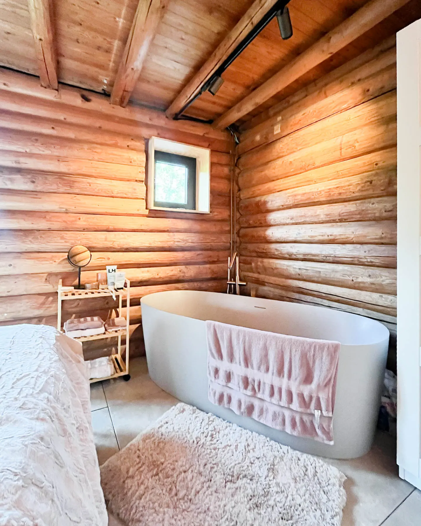 Slaapkamer met bad voor twee personen bij En Routes vakantiewoning verhuur in de Ardennen, Lierneux