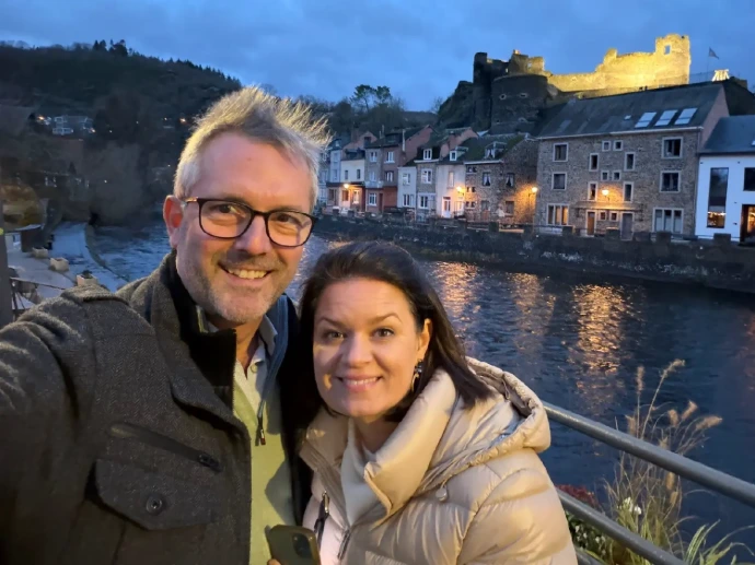 Deborah en Christophe, zaakvoerders van En Routes wagenverhuur en vakantiewoningverhuur