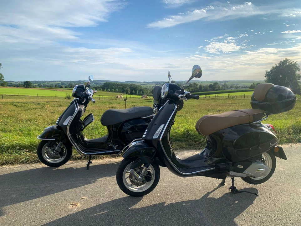 Vespa scooters 125 cc en 300 cc van En Routes scooterverhuur, onderweg langs heuvels van Vlaamse Ardennen