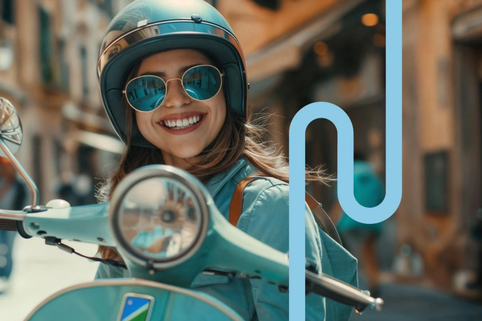 Lachende dame die met Vespa rijdt, voor scooterverhuur van En Routes